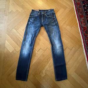 Tja, säljer nu dessa dondup jeans. De är i grymt skick och passar bra nu till höst/vintern då jeansen är lite mörkare| Dubbelficka vilket är unikt. MVH