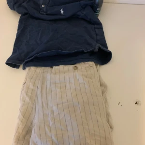 Ralp lauren set med piké och och linne byxor  - Marin blå i storlek s och och storlek 170 