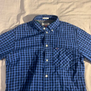 Blå svart Tommy Hilfiger skjorta - En snygg Tommy hilfiger skjorta i bra skick.