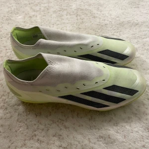 Fotbollskor crazyfast 2 - Jag säljer mina fotbollsskor som är ett år gammla inga skador bara lite smutsiga använt max 20 gånger utan snöre köpta för 1500 på stadium storlek 41 och en tredjedel. Ingen frakt! Bara mötningar kan gå ner i pris vid snabb affär 