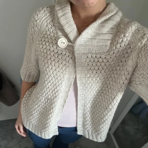 Kortärmad stickad kofta💕💕 - Kortärmad stickad kofta med en knapp💗står storlek L men för referens brukar jag ha xs/s, så passar nog från xs-l beroende på hur man vill att den ska sitta❤️‍🔥