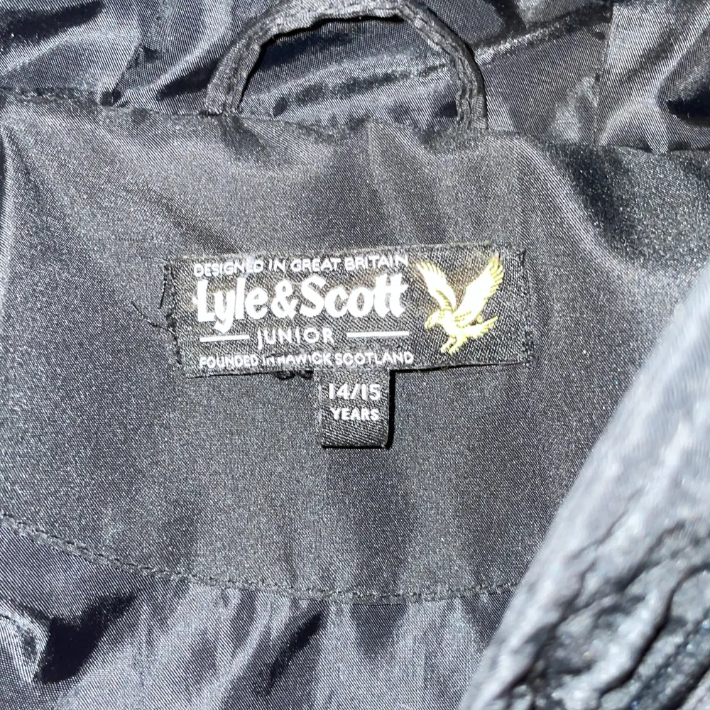Säljer en jätte snygg vinter jacka från lyle & scott, passar perfekt till kallare väder, toppskick, 14/15 years men skulle säga att den sitter S, hör av dig vid några frågar. Takit.