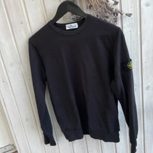 Stone island tröja - Säljer denna feta Stone island tröja perfekt nu till kyligare dagar . Size 12y vilket motsvarar xs. Kan gå ner i pris vid snabb affär. Hör av dig vid minsta fundering!🤩