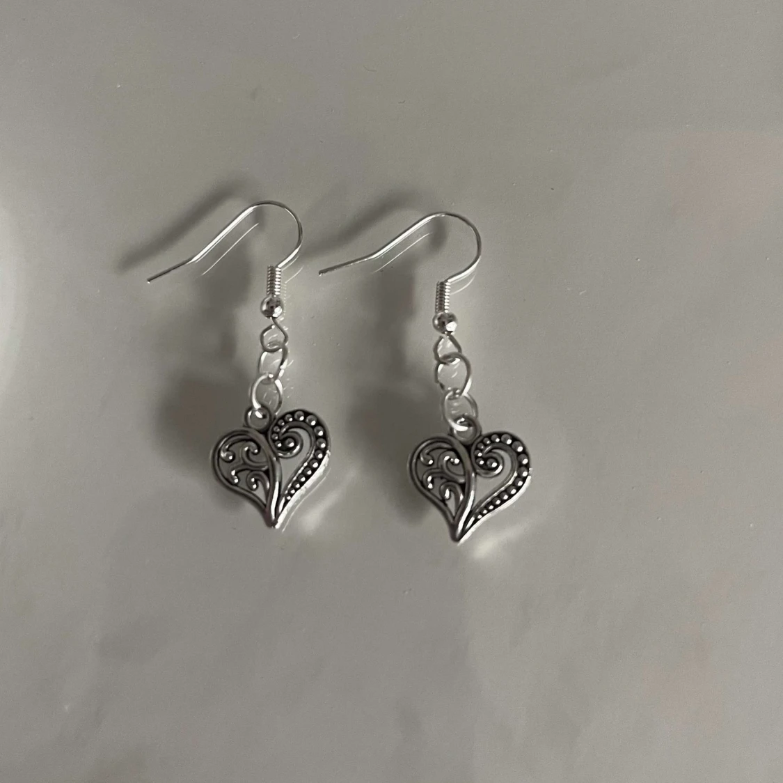 Silverfärgade hjärtformade örhängen - 90