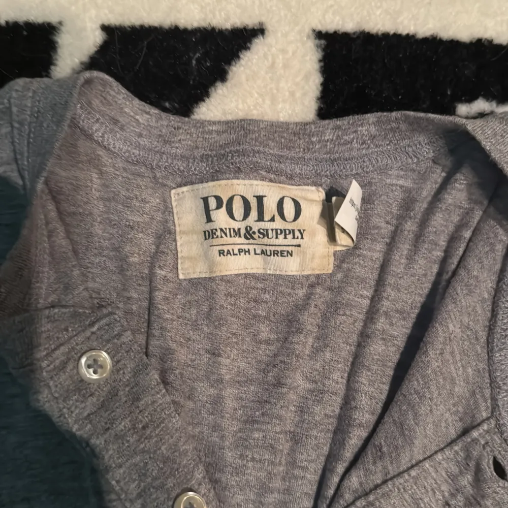 Säljer denna skitsnygga långärmade tröjan från Ralph Lauren, använd några gånger men mycket liv kvar / Size: S, fits M / Mitt pris: 349kr / Hör av er vid funderingar!. Tröjor & Koftor.