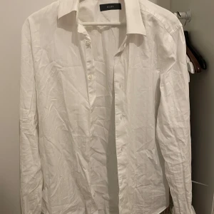 Vit skjorta| RILEY - Fin vit skjorta, har aldrig använt👍🏼 Ordinarie pris 699kr