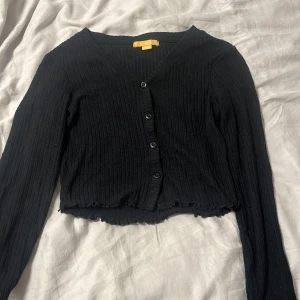 Svart kofta/tröja - En jätteskön kofta/tröja från young gina. Bra skick.