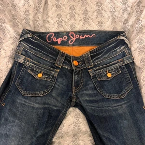 Pepe jeans - Supersnygga vintage pepe jeans i väldigt bra skick!💗 midja 40cm, innerbenslängd 84! Priser kan diskuteras . Passar mig som har small, de är bara för långa💗