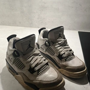 Jordan 4 - Skit snygga Jordan 4or Military Black, storlek 36.5, äkta. Köpte de 2022 i Stockholm i butik. Har box, påse och crease skydd kvar. De är väl använda men absolut inte trasiga eller grovt slitna. Köpte de för 3700kr.
