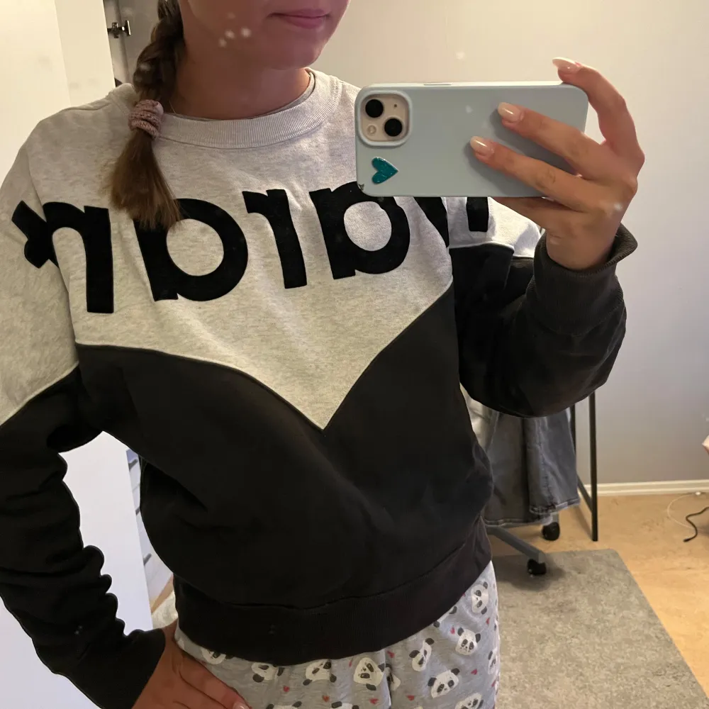 Kommer inte till användning längre, slutsåld, köpt för 3699kr i butik, som ny! . Tröjor & Koftor.