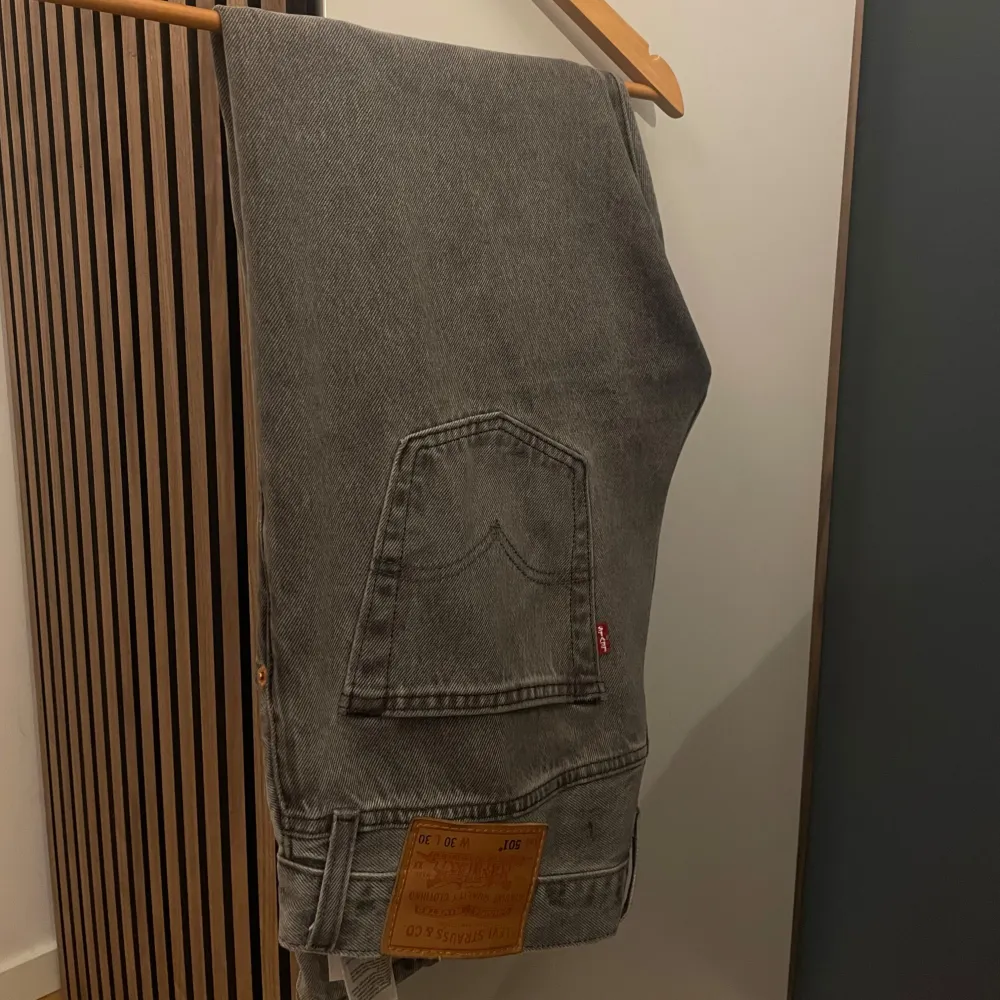 Snygga gråa Levis jeans i modellen 501. Storlek 30 30. Väldigt fint skick hade sagt 8/10. Nypris 1100. Jeans & Byxor.