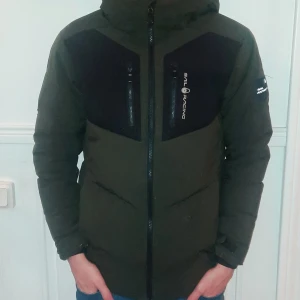 Sail racing jacka - Säljer min sail racing jacka på grund av att den är flr liten. Storlek S,liten lagning under armbågen fins bild cirka 1cm stort. Nypris 3000kr, finns qr kod man kan scana så man kommer in på hemsidan skick 8/10.hör av er privat för mer info.