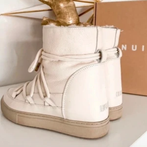 Vita inuikki skor - Köpta på Vinted, men det köptes i nyskick och endast använda 3 gånger totalt! (1gång på Vinted och två gånger jag) storlek 39! Färgen är vit och dom är fluffiga inuti! Köpta för 1600kr. Som nyskick. Pris kan diskuteras. Perfekta till hösten/vinter