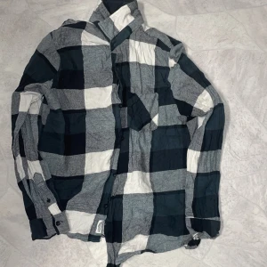Rutig skjorta från lager 157 - Rutig skjorta från lager 157. Knappt använd. Perfekt nu till hösten! 