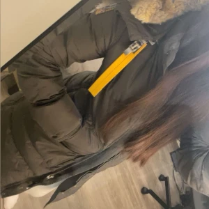 Parajumper vinterjacka - Säljer min parajumper jacka 🌺 skriv för mer bilder❤️ 