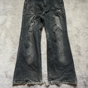 Svarta vida jeans med slitna detaljer - Välanvända no name jeans med den perfekta bootcut/baggy passformen🙂 skriv vid frågor eller intresse 