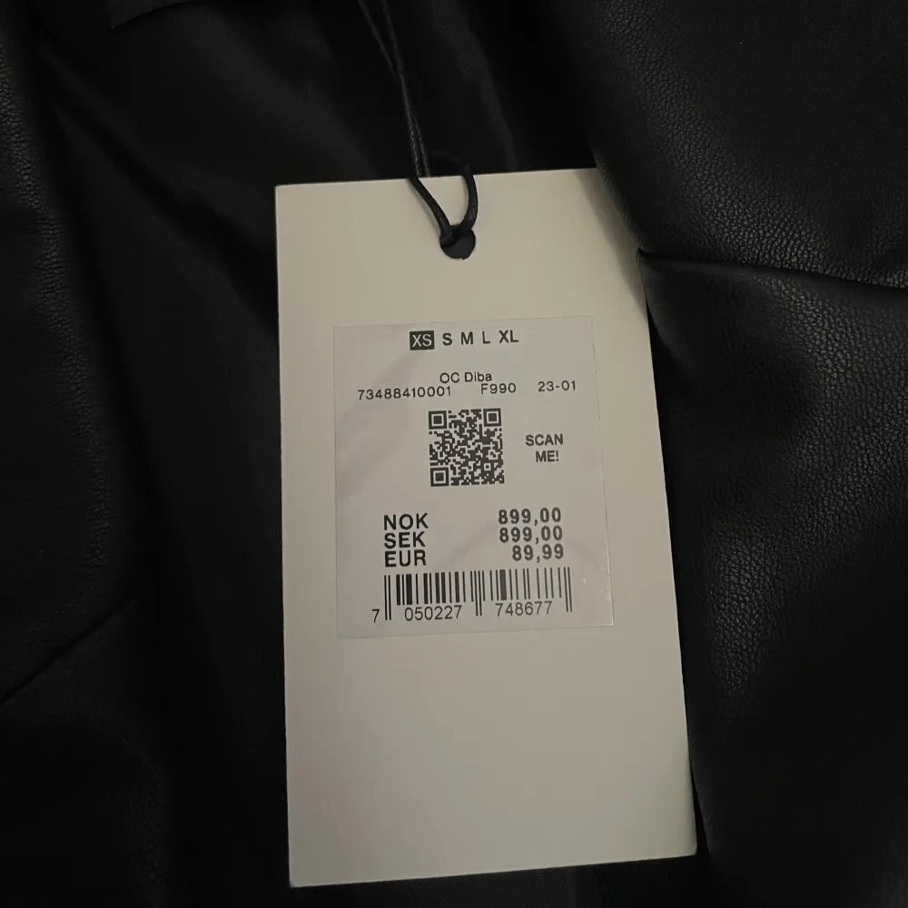 Jättefin oanvänd svart lång skinnjacka från Bikbok med prislapp. Nypris 899 men säljer för 500. . Takit.