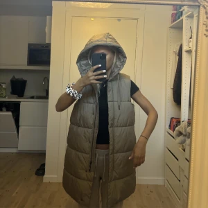 Väst  - Säljer min aldrig använda dunväst från only storlek xs 