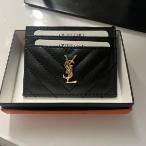 Korthållare svart läder - Super snygg korthållare med guld detalj, HELT NY, guld detaljen är lite lös (se sista bild) men inget som syns eller påverkar 💞 Kartong medföljer