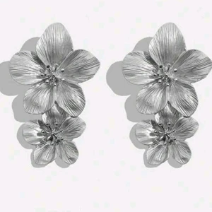 Blomörhänen - Rostfritt stål, snygga blomörhängen  helt nya ❌️TRYCK INTE PÅ KÖP❌️ skriv innan,pris kan diskuteras