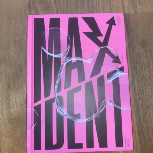 Maxident album Skz  - Mycket bra skick  Pc är ej inkluderat  Cd är även inkluderad, och allt annat som är i bild 2 😊 De enda som är är att kanterna, hörnen är lite böjda, de kom så.   Vid snabb förhandling blir det rabbat! 💓😁