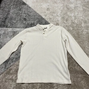 Långarmad picketröja  - Mycket bra skick. Använd få gånger   Storlek M men passar L också 