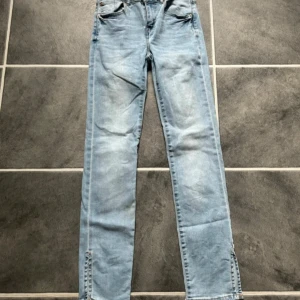 Lager 157 jeans strl 160 - Använda 1ggr. Slits nere vid ben slutet.