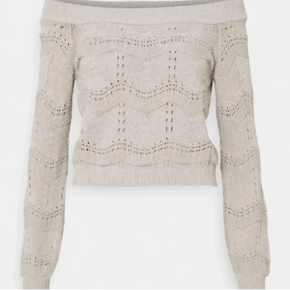 SÅ fin off shoulder tröja från only som e beige, använd typ två gånger så skulle säga nyskick. Säljer då den inte kommer till användning . Tröjor & Koftor.