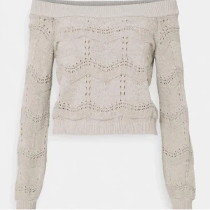 Off shoulder tröja  - SÅ fin off shoulder tröja från only som e beige, använd typ två gånger så skulle säga nyskick. Säljer då den inte kommer till användning 