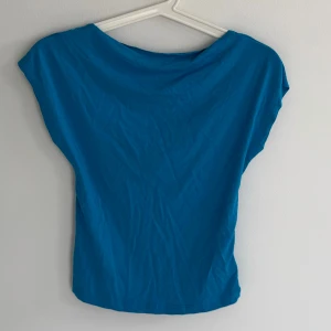 Tröja med öppen rygg  - Blå tröja med öppen rygg från SHEIN, säljer då den inte används mer, fint skick!