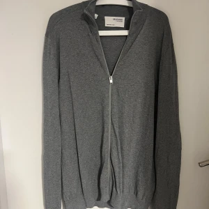 Grå kofta med dragkedja - Fullzip från selected homme köpt för 600 