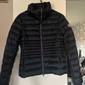 Colmar jacka - Säljer min Colmar jacka i mörkblå. Den är använd men är fortfarande i fint skick. Storleken är 16Y men skulle säga att den är som en 36/S.