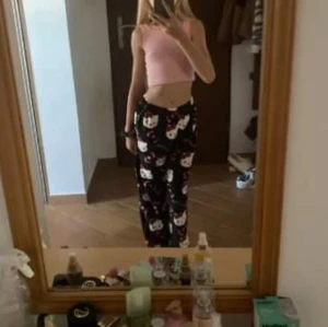 Hello kitty mjuka svarta pyjamasbyxor, Strl: M tight, 34/36 lite baggy - Hello kitty supermjuka svarta pyjamasbyxor i storlek medium, men vill man ha dom lite mer baggy så är det bättre om man är mellan 34-36 i klädstorlek. Stretchiga! Endast testade.