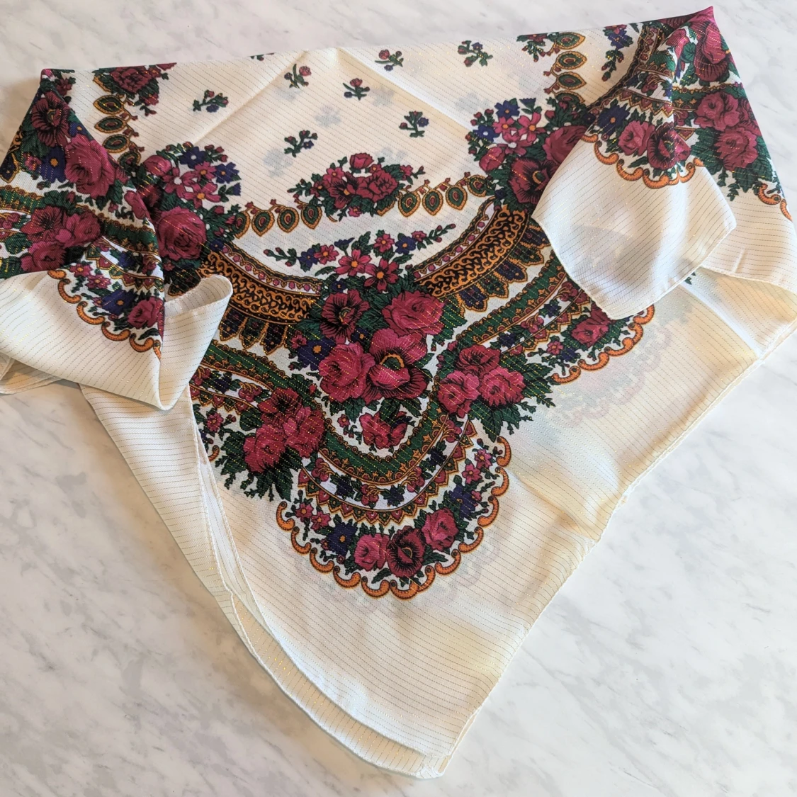 Blommig sjal i vitt och rött - 91