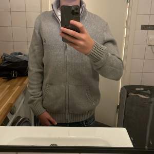 Helt ny Ralph lauren full zip i ny sick. Size XL i barn stl vilket motsvarar S ungefär. Priset går att diskutera vid snabb affär! Tveka inte på att höra av er om frågor! 