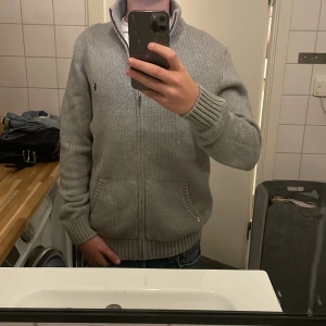 Ralph lauren full zip - Helt ny Ralph lauren full zip i ny sick. Size XL i barn stl vilket motsvarar S ungefär. Priset går att diskutera vid snabb affär! Tveka inte på att höra av er om frågor! 