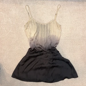 Vintage guess klänning✨ - Har haft på mig den en gång under nyår! Storlek s/m