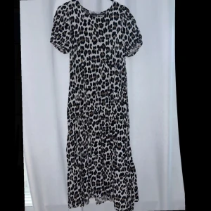 Leopard klänning - Grym till Sommaren 2025✨🐆 Använd få gånger för länge sen, så den är i mycket bra skick!   (Sälja på olika plattformar)