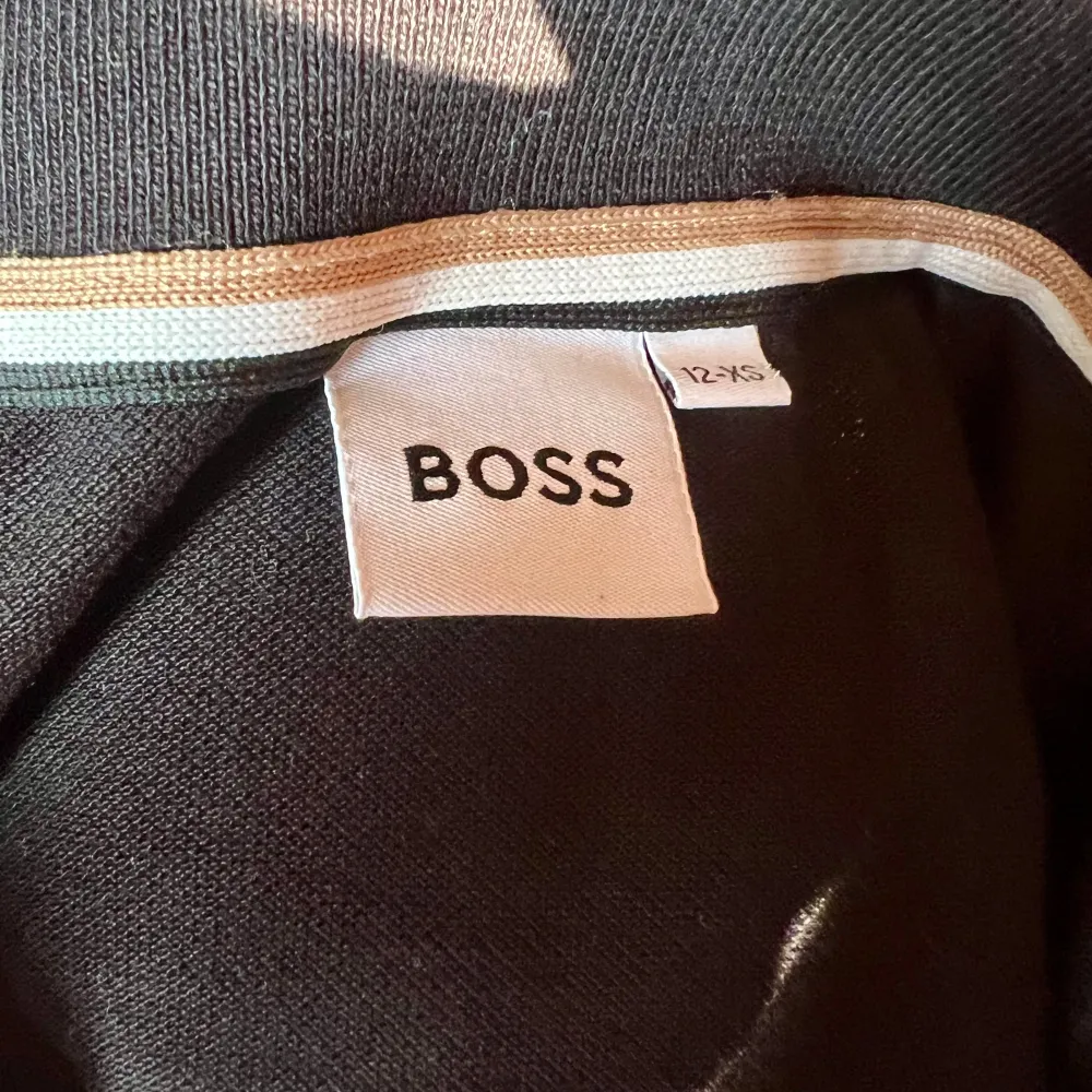 BOSS SVART PIKÉ Skick 9/10 | 12 år (XS) | pris 299 | Nypris 699 | Postar genom postnord och instabox | Hör av er vid minsta fundering. T-shirts.