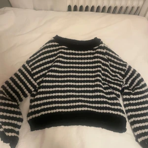 Stickad tröja - Stickad svart och vit tröja storlek s, eu 36