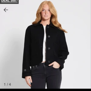 Jättefin kappa 💕 - Säljer denna jättesnygga kappa från lager 157. Använd ett fåtal gånger och är i bra skick. Orginalpris 400kr. Skriv privat om frågor. 💕💕