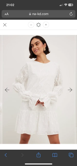 Studentklänning  - Säljer denna populära studentklänningen ifrån nakd. Den är endast använd en gång 💕