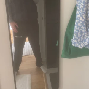 Palmg angels byxor äkta  - Säljer mina Palm angelsbyxor äkta riktigt sköna och stiliga passar till allt säljer dem pga av att jag inte använder dem.