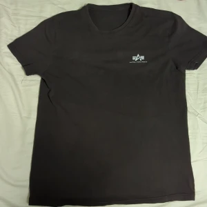 Alpha industries t-shirt - Varsamt använd i gott skick, bekväm. Priset går att diskutera.