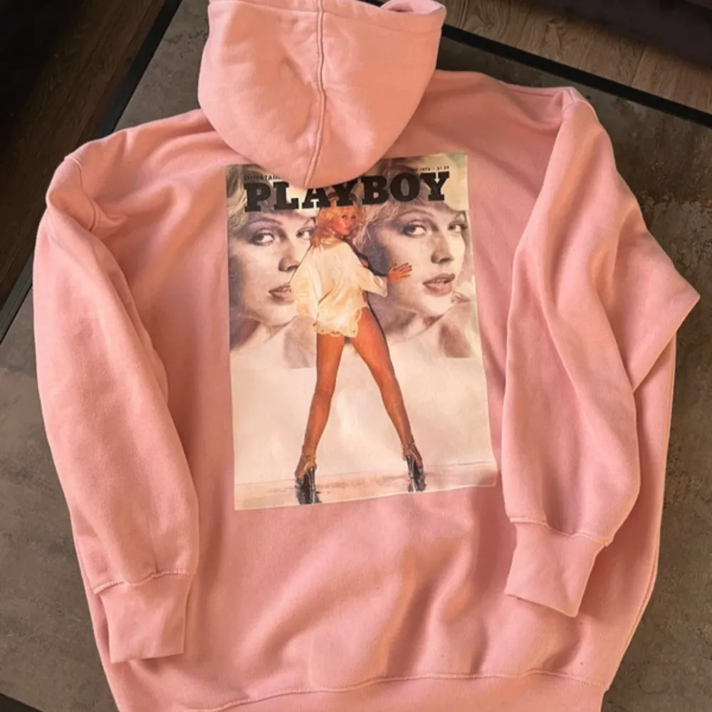 Storlek Medium. Bra skick💗💗 pris kan diskuteras och jag kan mötas upp💗. Hoodies.