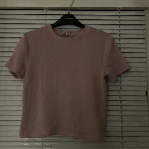 Stickad kortarmad tröja - Snygg stickad T-shirt som är för liten. Kostar 130kr + du står för frakten. Priset kan såklart alltid diskuteras 💖