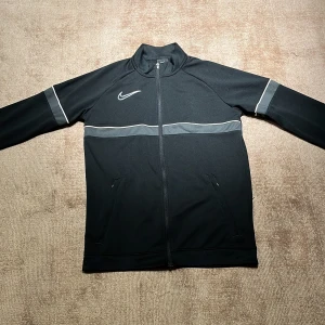 Nike - Oandvänd blev för liten mycket bra sick fungerar bra till att gå ut att springa spella fotboll eller bara ha.