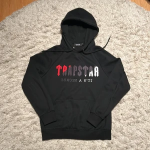 Trapstar hoodie  - Säljer denna då den blivit för liten för mig men den är väldigt skön och sitter riktigt bra 