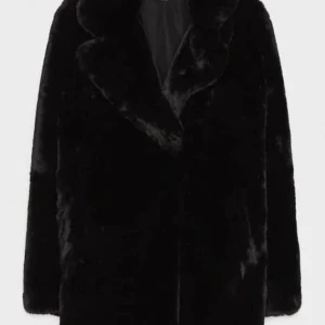 Faux fur kappa storlek S - Köp från Bershka i bra skick