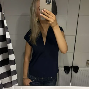 Tröja - Snygg marinblå tröja i bra skick 